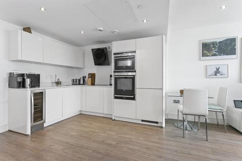 2 bedroom apartment to rent, Altitude Point, London E1