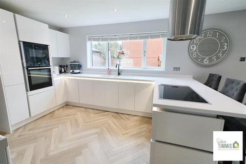 3 Avonwick Grove, Stoke-on-trent, ST1 6UA
