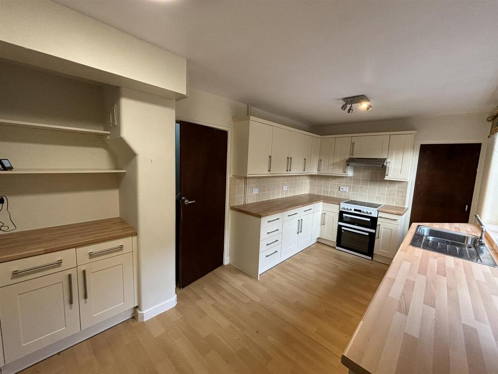 High Street, Measham 4 bed detached house to rent £1,325 pcm (£306 pw)