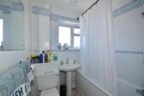 2 bedroom flat for sale, Durham Avenue, Woodford Green IG8