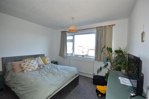 2 bedroom flat for sale, Durham Avenue, Woodford Green IG8