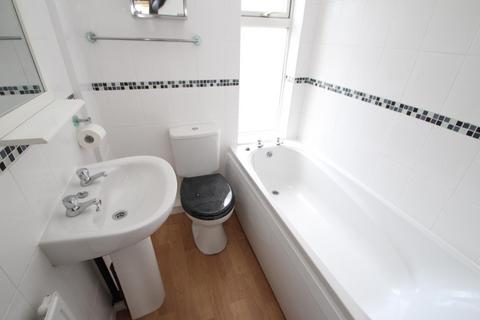 2 bedroom flat to rent, Low Lane, Horsforth, Leeds, West Yorkshire, LS18