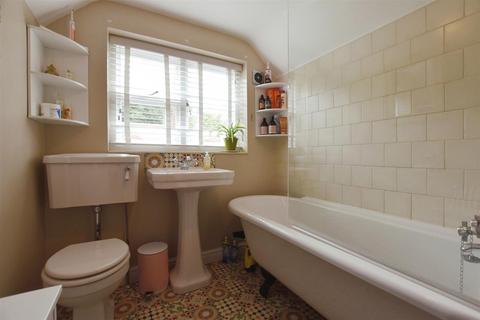 59 Glen Road, Castle Bytham, Grantham, NG33 4RJ