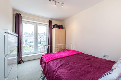 2 bedroom flat to rent, Childebert Road, Heaver Estate, London, SW17