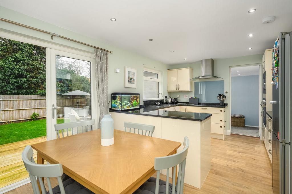 Fisher Close, WaltononThames, KT12 5 bed terraced house for sale £
