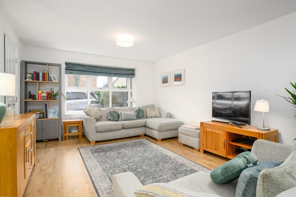 Fisher Close, WaltononThames, KT12 5 bed terraced house for sale £