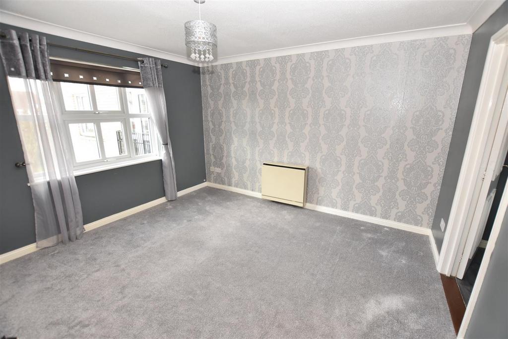 Tallow Gate, South Woodham Ferrers 2 bed apartment to rent £875 pcm