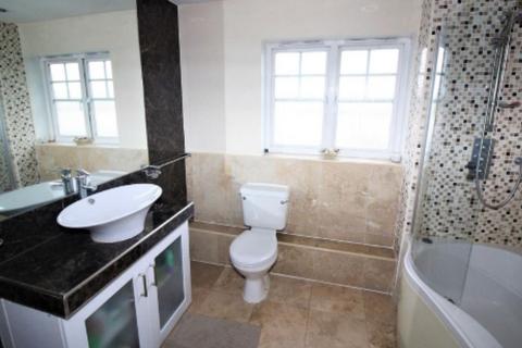 4 bedroom terraced house to rent, Cheshire Close, London, E17