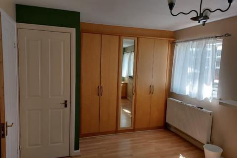 4 bedroom terraced house to rent, Cheshire Close, London, E17