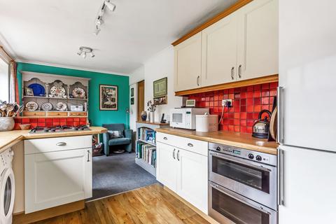 4 Riders Way, Godstone, RH9 8BX