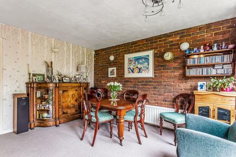 4 Riders Way, Godstone, RH9 8BX