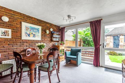 4 Riders Way, Godstone, RH9 8BX