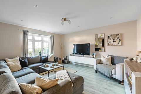 15d Grange Close, Edenbridge, TN8 5LT