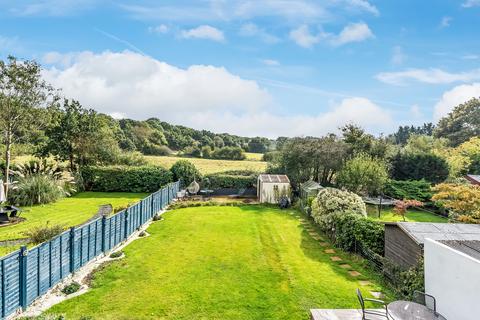 22 Meadowlands, Oxted, RH8 9BG