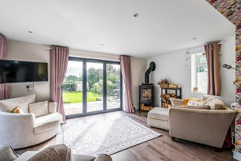 22 Meadowlands, Oxted, RH8 9BG