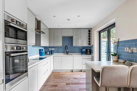 22 Meadowlands, Oxted, RH8 9BG