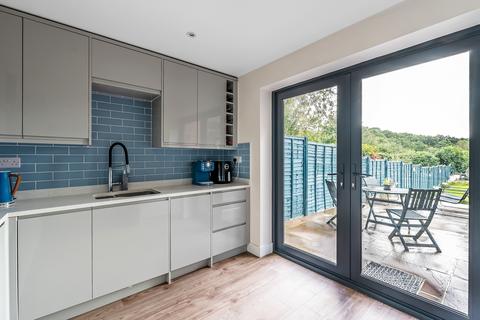 22 Meadowlands, Oxted, RH8 9BG