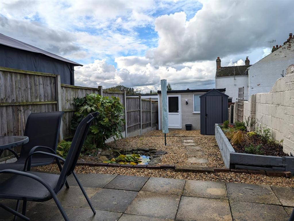 Redcliffe Street, Swindon SN2 2 bed end of terrace house to rent £