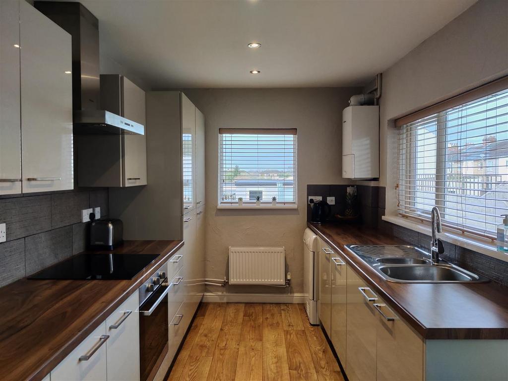 Redcliffe Street, Swindon SN2 2 bed end of terrace house to rent £