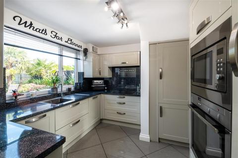 3 bedroom semi-detached house for sale, Cheyne Walk, Horley