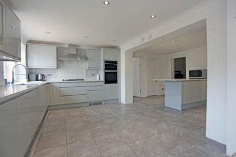 6 bedroom semi-detached house to rent, Hugo Gardens, Rainham