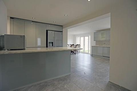 6 bedroom semi-detached house to rent, Hugo Gardens, Rainham