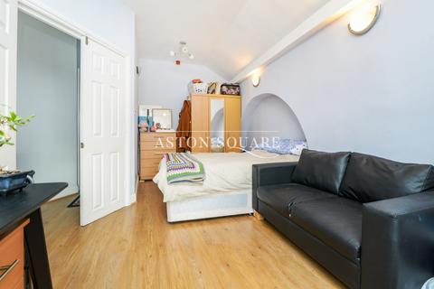 2 bedroom flat to rent, Charterhouse Buildings, London EC1M