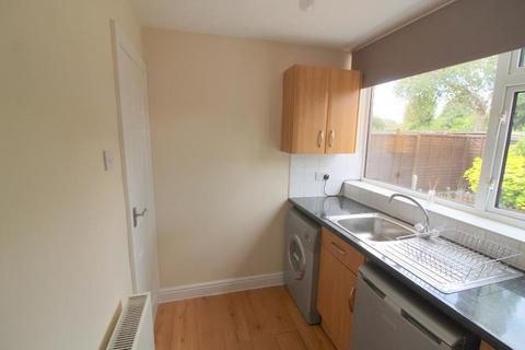 2 bedroom maisonette to rent, Clinton Road, Shirley