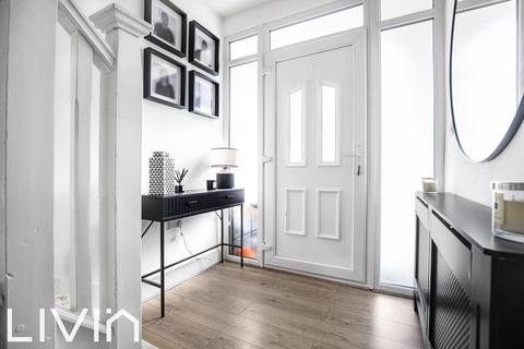 16 Woodside Park, London, SE25 5DN