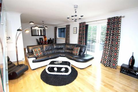 4 bedroom detached house to rent, Darcy Court, Whitkirk, Leeds