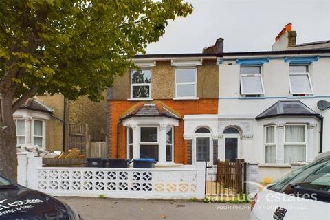 3 bedroom end of terrace house for sale, Belmont Road, London, SE25