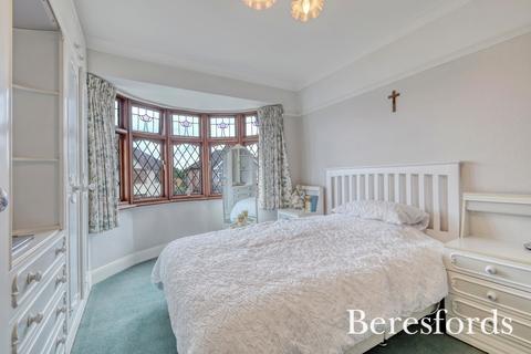 4 bedroom semi-detached house for sale, Kenilworth Gardens, Hornchurch, RM12