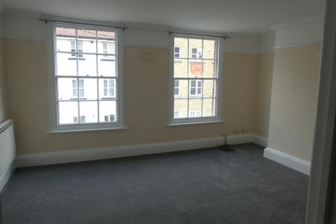 2 bedroom flat to rent, West Street, Gravesend, DA11