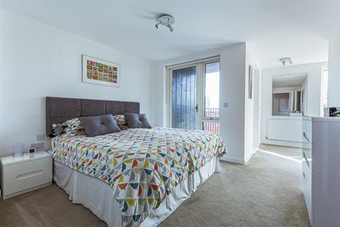 3 bedroom flat share to rent, 501 Rope Court, London E14