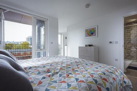 3 bedroom flat share to rent, 501 Rope Court, London E14