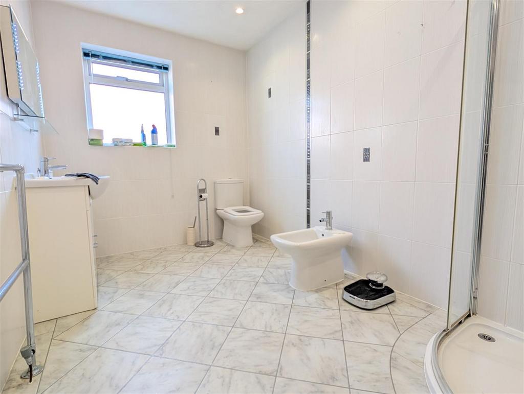 En suite shower room/wc