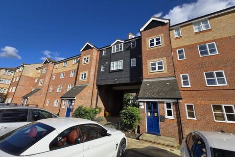 Studio to rent, Webley Court, Enfield, EN3