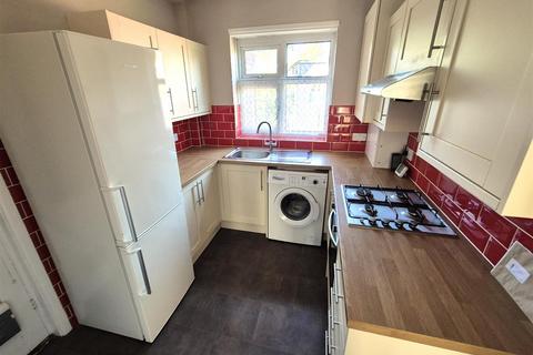 2 bedroom flat to rent, Glenair Avenue, Poole BH14