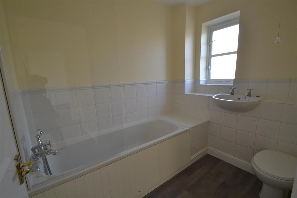 Plomer Avenue, Hoddesdon, Herts 4 bed detached house to rent £2,200 pcm (£508 pw)