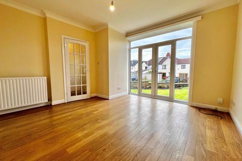 3 bedroom semi-detached house to rent, Bank Avenue, Horsforth, Leeds, West Yorkshire, LS18