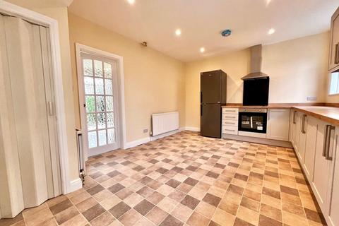 3 bedroom semi-detached house to rent, Bank Avenue, Horsforth, Leeds, West Yorkshire, LS18