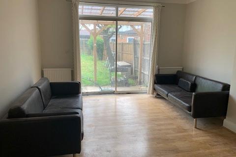 3 bedroom semi-detached house to rent, Limesdale Gardens, Edgware HA8