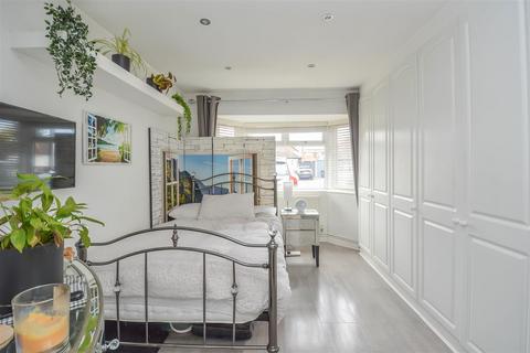 5 Dunmow Gardens, West Horndon, Brentwood, CM13 3NL