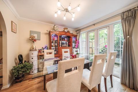 2 Meadowlands Drive, Haslemere, GU27 2FD