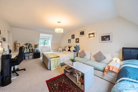 2 Meadowlands Drive, Haslemere, GU27 2FD