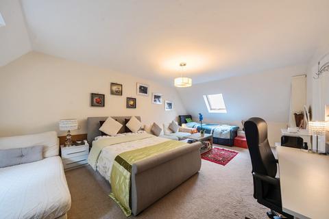 2 Meadowlands Drive, Haslemere, GU27 2FD