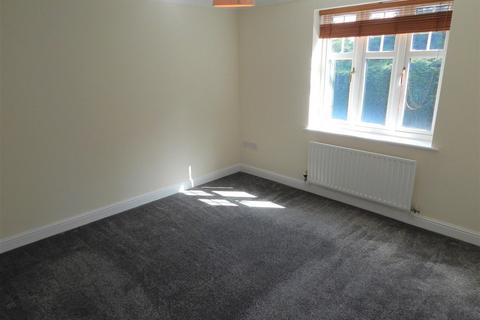 2 bedroom flat to rent, Haynes House, Southcrest