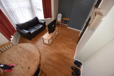 2 bedroom flat to rent, Cardigan Road
