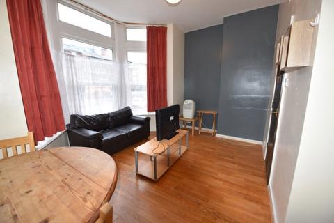 2 bedroom flat to rent, Cardigan Road