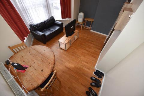 2 bedroom flat to rent, Cardigan Road